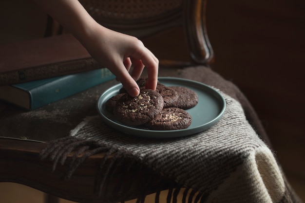 Cerrar en galletas de chocolate en el plato