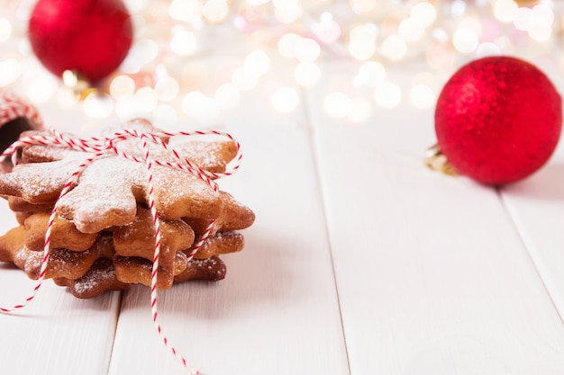 Cerrar galletas de Navidad en la mesa