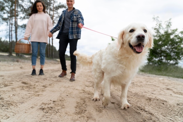 Cerrar gente caminando con perro al aire libre