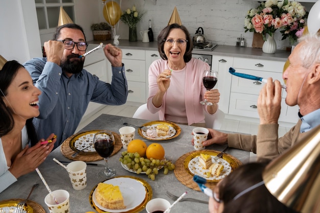 Foto cerrar gente celebrando juntos