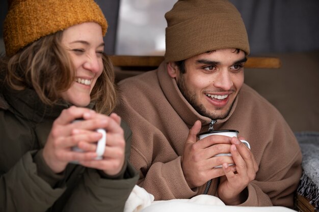 Foto cerrar gente feliz sosteniendo tazas