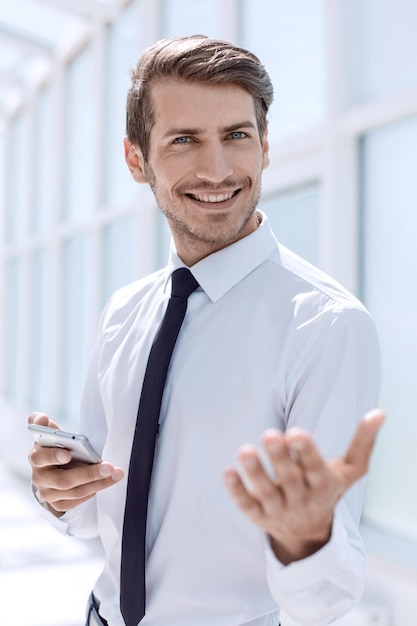 Cerrar Gerente sonriente con el concepto de smartphonebusiness