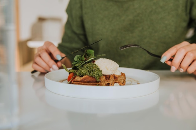 Cerrar gofre vegetariano en la cafetería