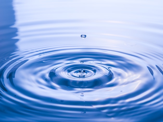 Cerrar gota de agua sobre fondo azul