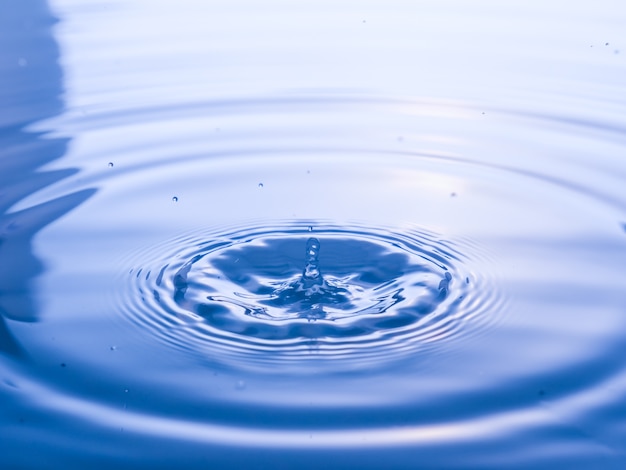 Cerrar una gota de agua sobre fondo azul