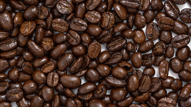 Cerrar granos de café aislado fondo blanco.