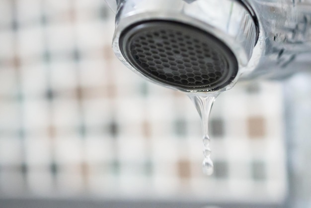 Cerrar el grifo con gota de agua