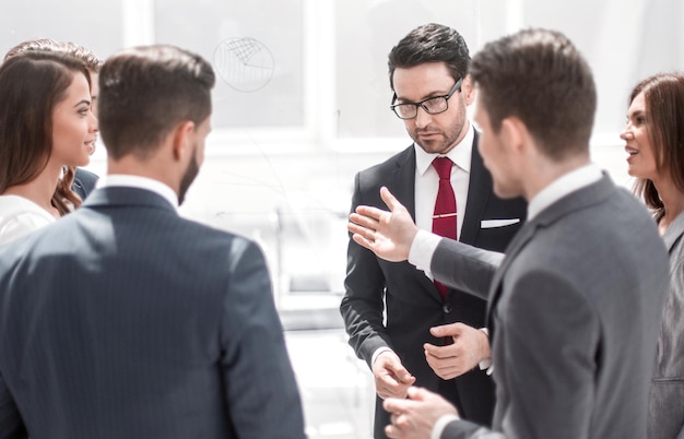 Cerrar un grupo de empleados hablando de pie en un círculofoto con espacio de copia