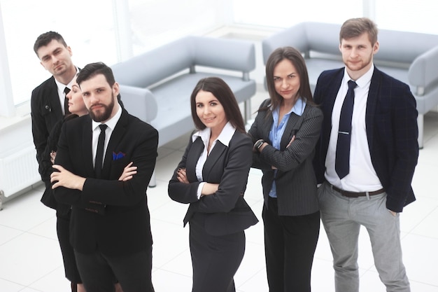 Foto cerrar un grupo de empresarios exitosos de pie en el pasillo de la oficina