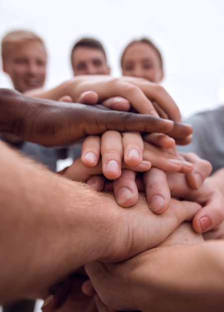 Cerrar grupo internacional de jóvenes poniendo su mano