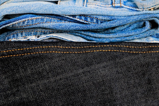 Foto cerrar grupo de jeans para vender en la tienda de trama de fondo