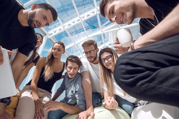 Foto cerrar un grupo de jóvenes discutiendo nuevos negocios el concepto de una startup