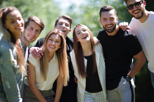 Cerrar un grupo de jóvenes exitosos el concepto de trabajo en equipo