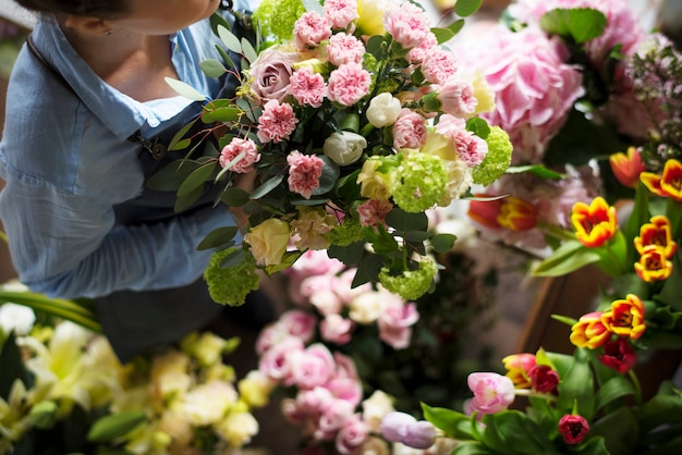 Cerrar la habilidad de arreglo floral de floristería