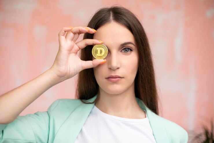 Cerrar hembra joven está sosteniendo dogecoin en frente del ojo. Concepto de moneda futura virtual en línea