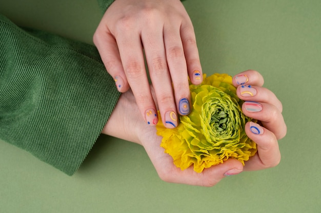 Cerrar hermosa manicura y flor