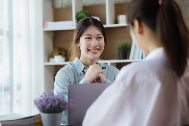 Cerrar hermosa mujer asiática charlando con colegas en la oficina de la empresa empresaria personal de administración de la empresa que trabaja como equipo en el departamento Concepto de mujeres trabajadoras