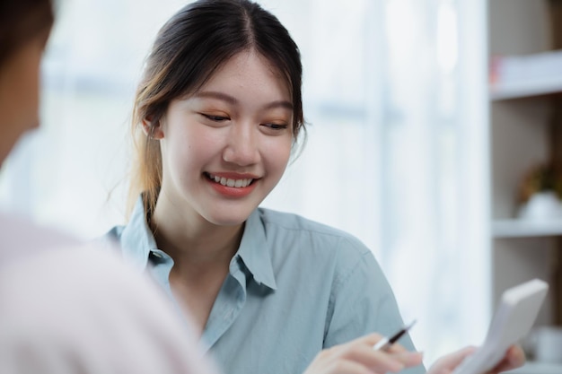 Cerrar hermosa mujer asiática charlando con colegas en la oficina de la empresa empresaria personal de administración de la empresa que trabaja como equipo en el departamento Concepto de mujeres trabajadoras