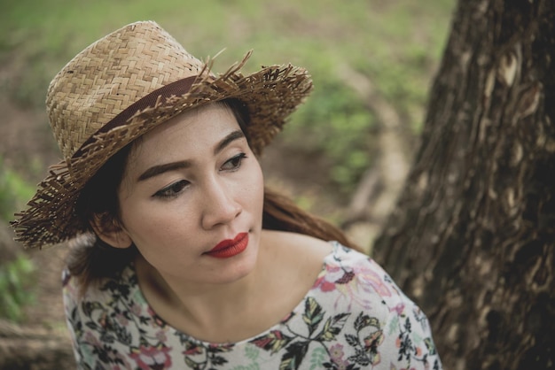 Cerrar hermosa mujer triste asiática ella rompe el corazón del amor El corazón de la niña de su novio