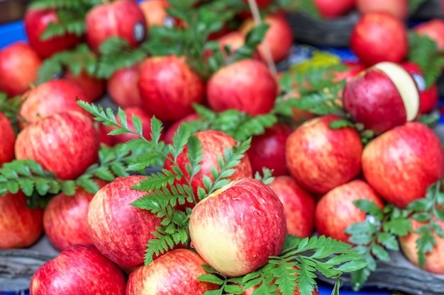 cerrar hermosas frutas de manzana para la venta en el mercado