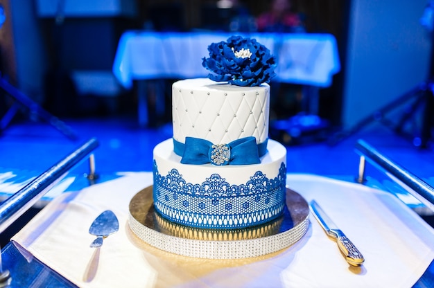 Foto cerrar el hermoso pastel de bodas con cubiertos