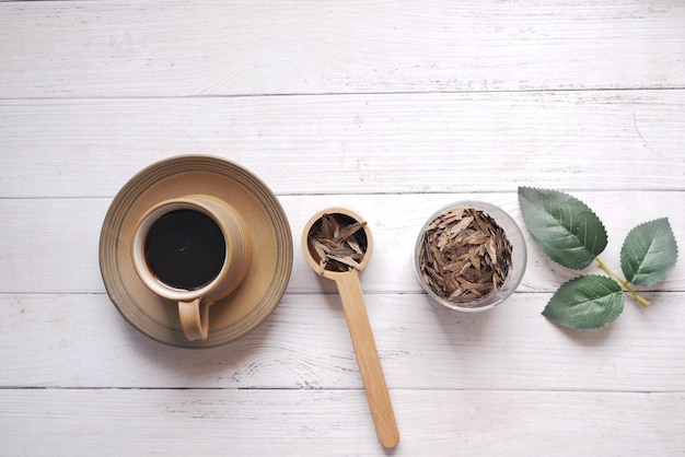 Cerrar las hojas de té secas en una cuchara