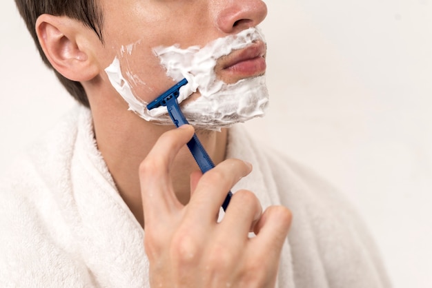 Foto cerrar hombre afeitado mejilla