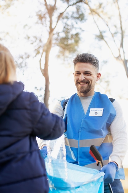 Cerrar hombre ayudando como voluntario