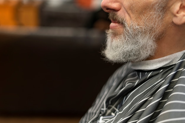 Foto cerrar hombre con barba gris