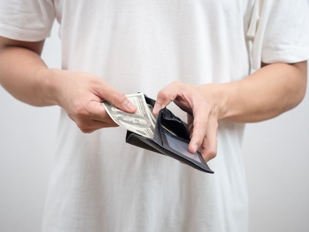Cerrar hombre camisa blanca recoger dinero dólar de su retrato de billetera