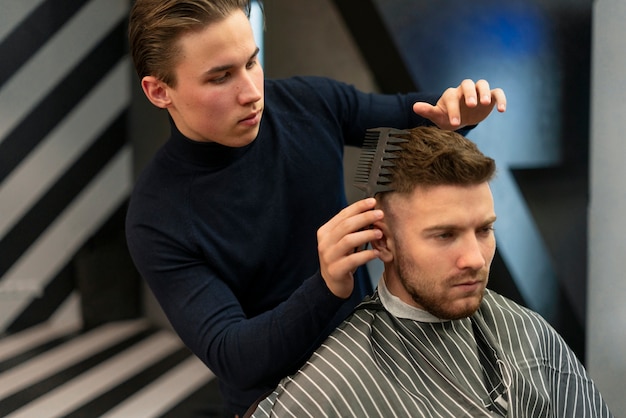 Cerrar hombre cortándose el pelo