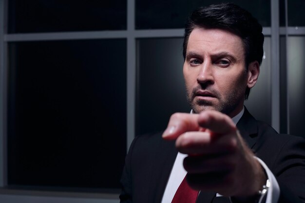 Cerrar hombre de negocios apuntando al concepto de youbusiness