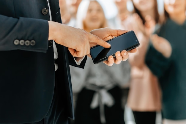 Cerrar hombre de negocios eligiendo contacto en su teléfono inteligente