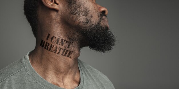 Foto cerrar hombre negro cansado de la discriminación racial ha tatuado el lema que las vidas de los negros importan