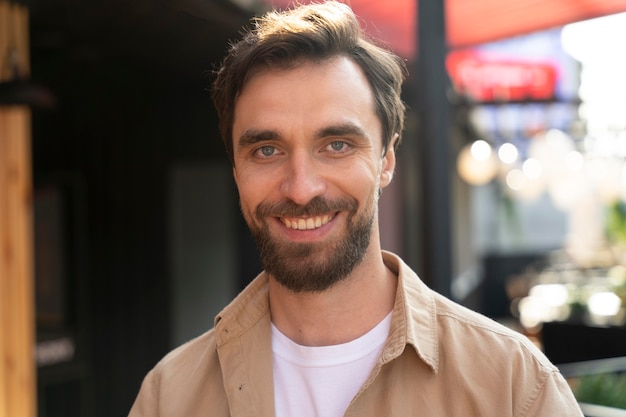 Foto cerrar hombre sonriente al aire libre