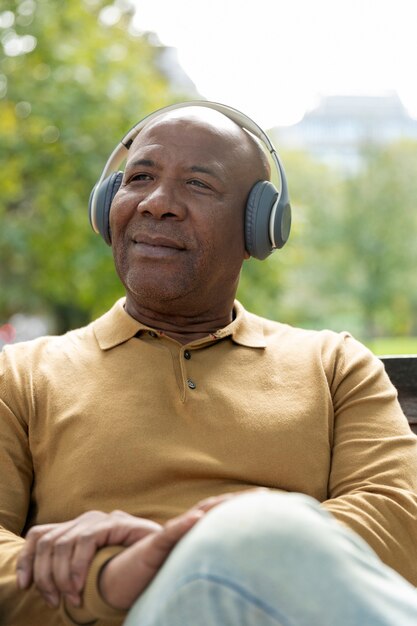 Foto cerrar hombre sonriente con auriculares