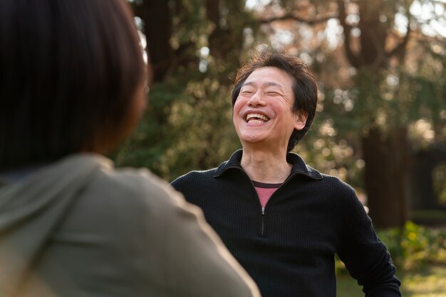 Cerrar hombre sonriente en la naturaleza