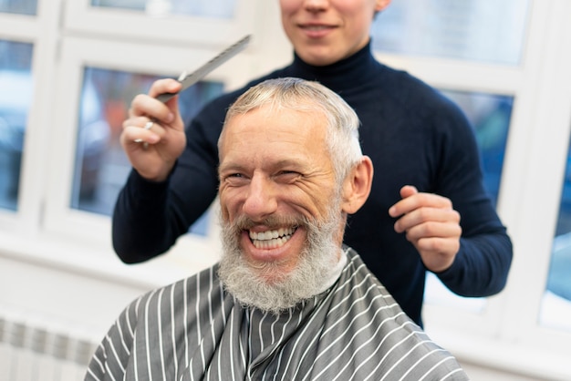 Foto cerrar hombre sonriente en peluquería