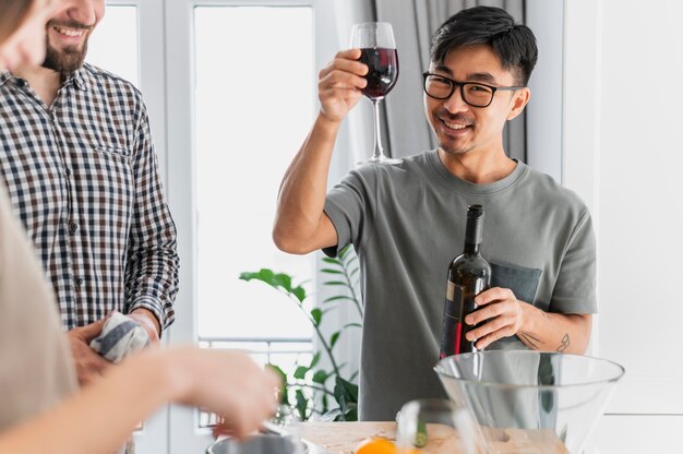 Foto cerrar hombre sosteniendo una copa de vino