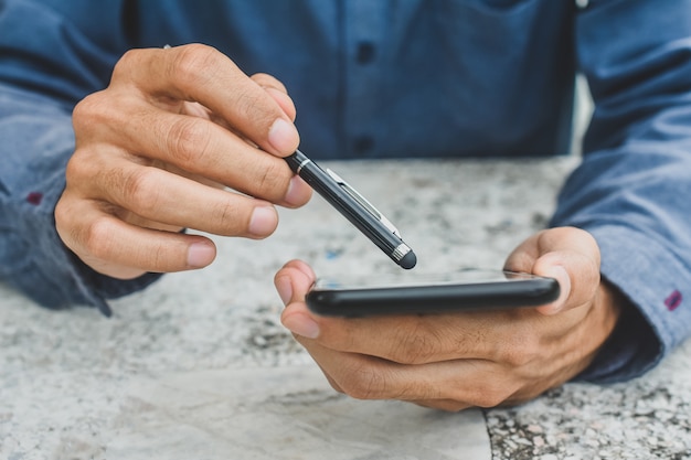 Cerrar hombre mediante teléfono móvil inteligente