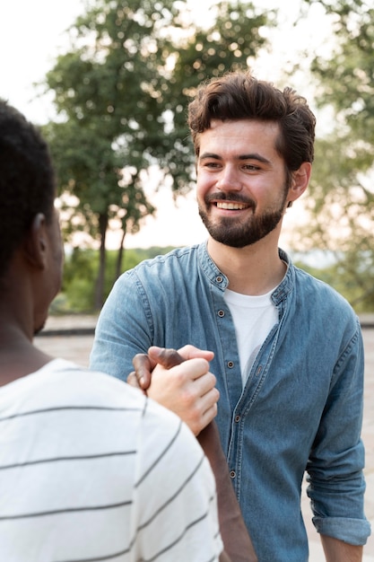 Foto cerrar hombres saludando