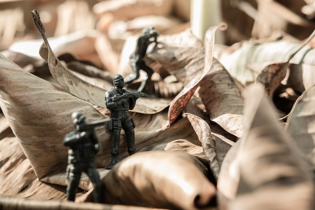 Foto cerrar imagen del ejército militar de juguete en el campo de batalla