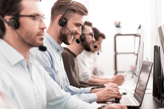 Cerrar imagen de fondo de los empleados del centro de llamadas en el lugar de trabajo