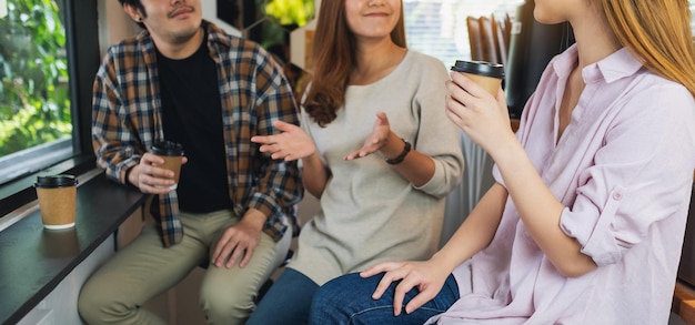 Cerrar imagen de un grupo de jóvenes disfrutaron hablando y tomando café juntos