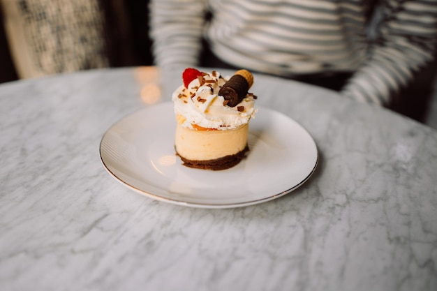 Cerrar imagen de una hermosa mujer comiendo pastel de chocolate en el café foto de alta calidad