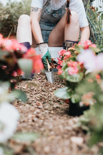 Foto cerrar imagen de una mano preparando el suelo para plantar flores en el jardín de la casa