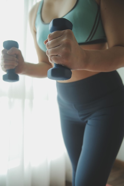 Cerrar imagen de mujer atractiva en forma en el gimnasio