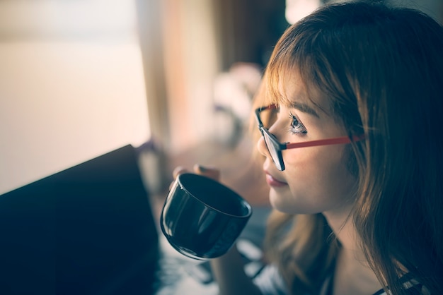 Cerrar una imagen de mujer joven con gafas