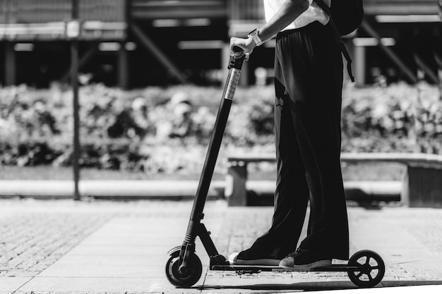 Cerrar imagen de mujer en scooter eléctrico en la ciudad