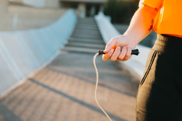 Cerrar imagen de una mujer sosteniendo un peine de salto con espacio de copia preparándose para hacer algunas actividades deportivas Deporte y estilo de vida saludable en el contenido de las redes sociales Entrenamiento urbano en la ciudad